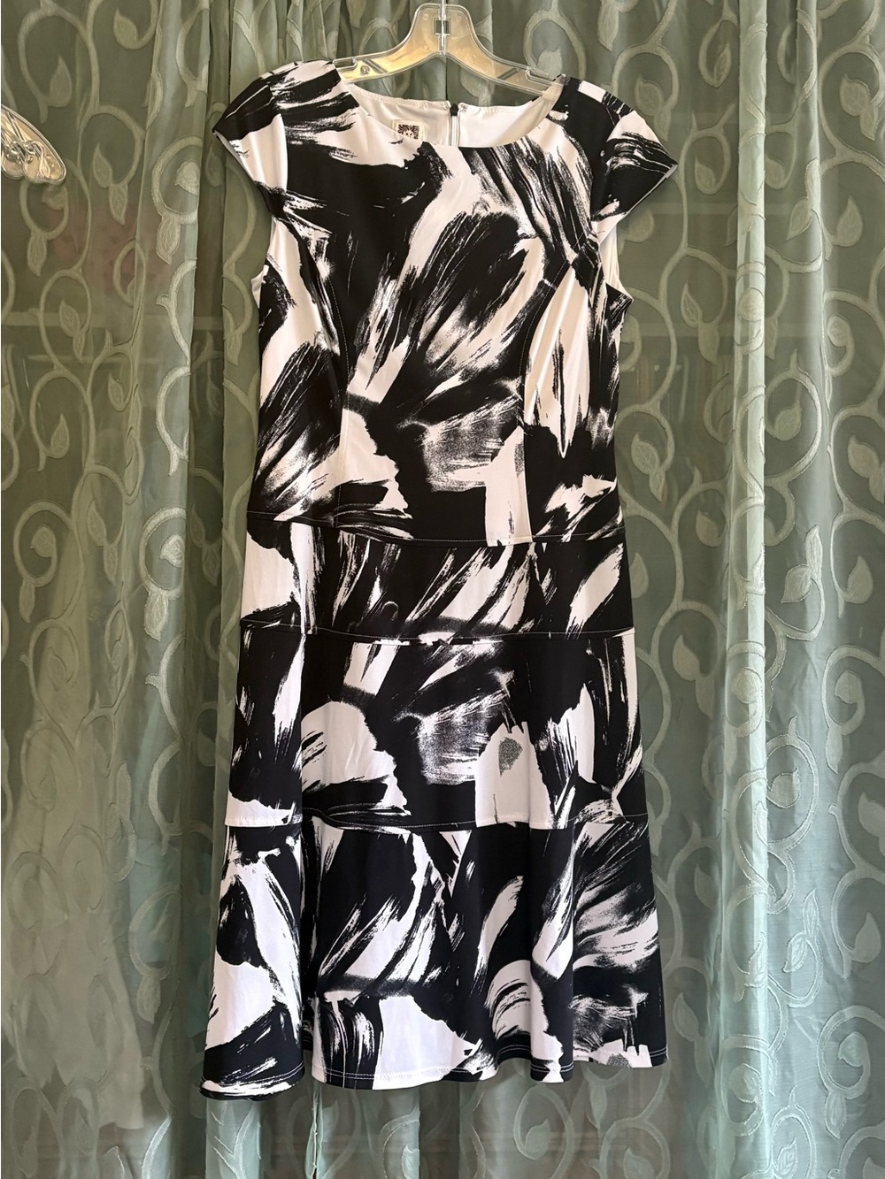 Anne Klein Black and White sleeveless dress. Size 6